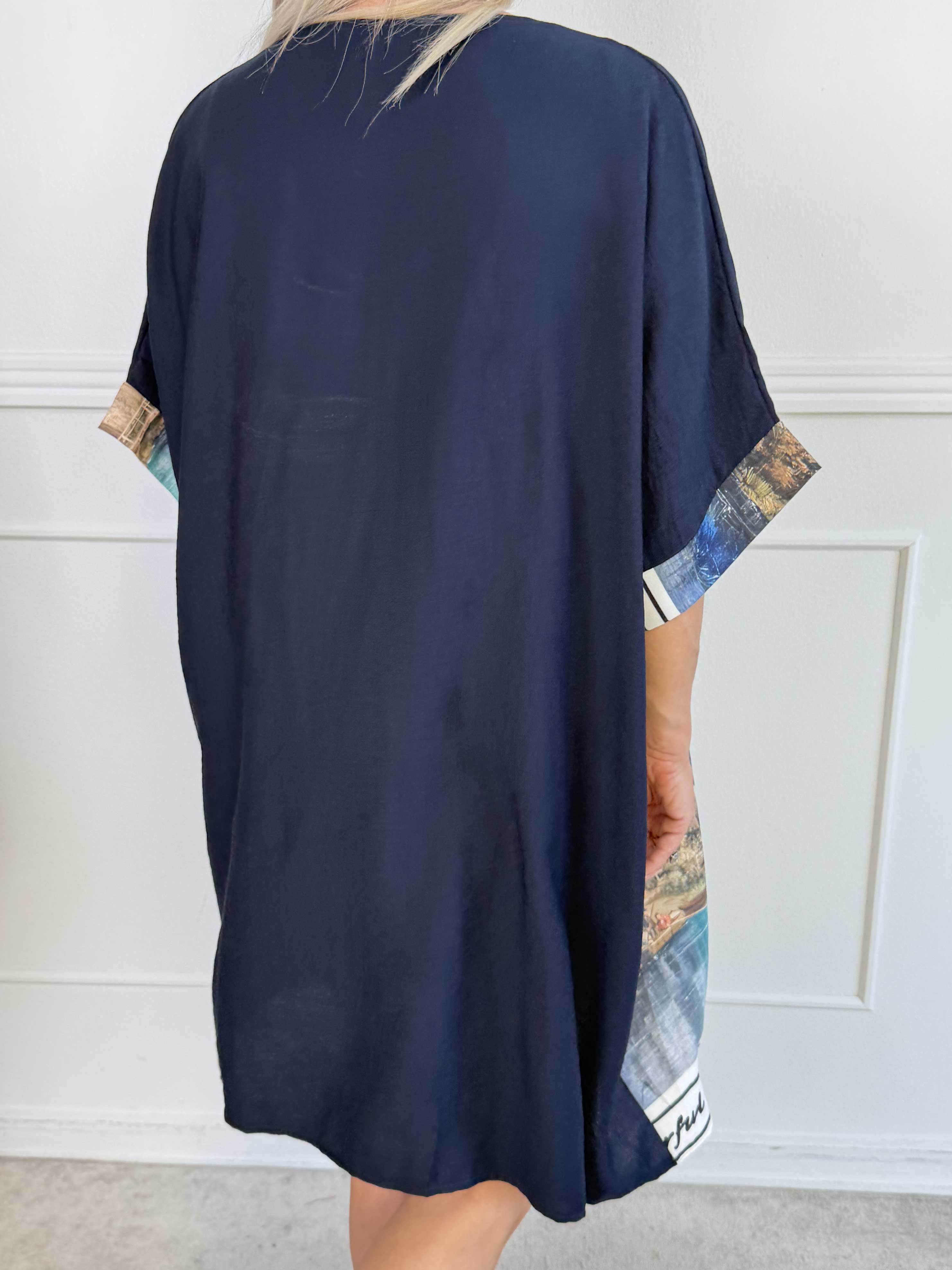 Emaan - Plus size tunikakjole i blød viskose med et smukt bylandskabsmotiv
